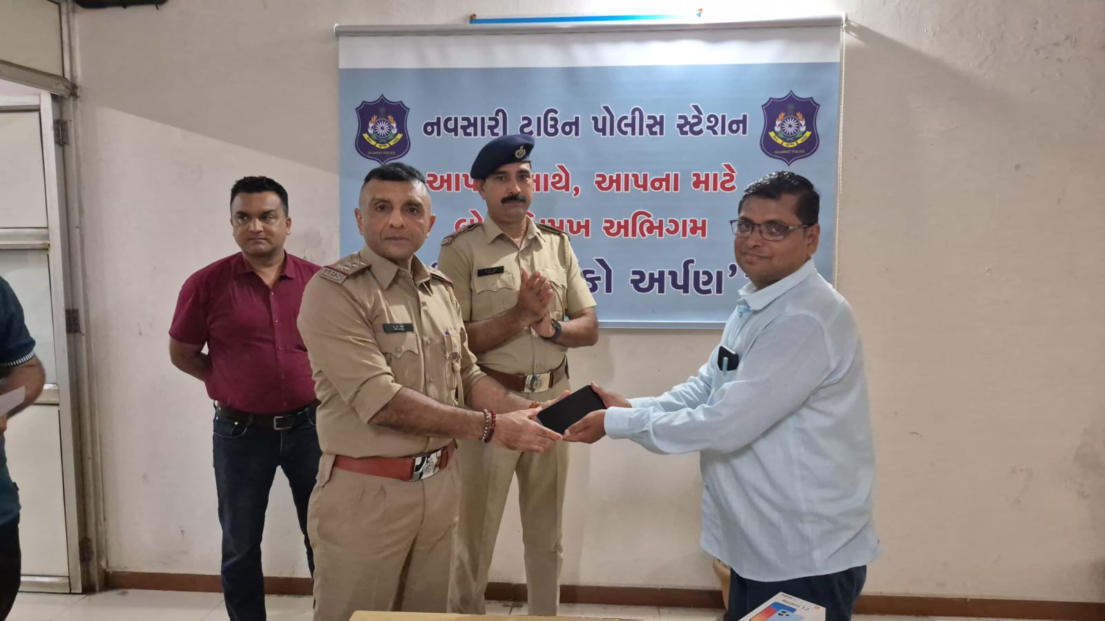 નવસારી ટાઉન પોલીસની પ્રશંસનીય કામગીરી: ‘તેરા તુઝકો અર્પણ’ કાર્યક્રમ અંતર્ગત રૂ. 1.83 લાખના ચોરાયેલા અને ગુમ થયેલા 10 મોબાઈલ મૂળ માલિકોને પરત કરાયા